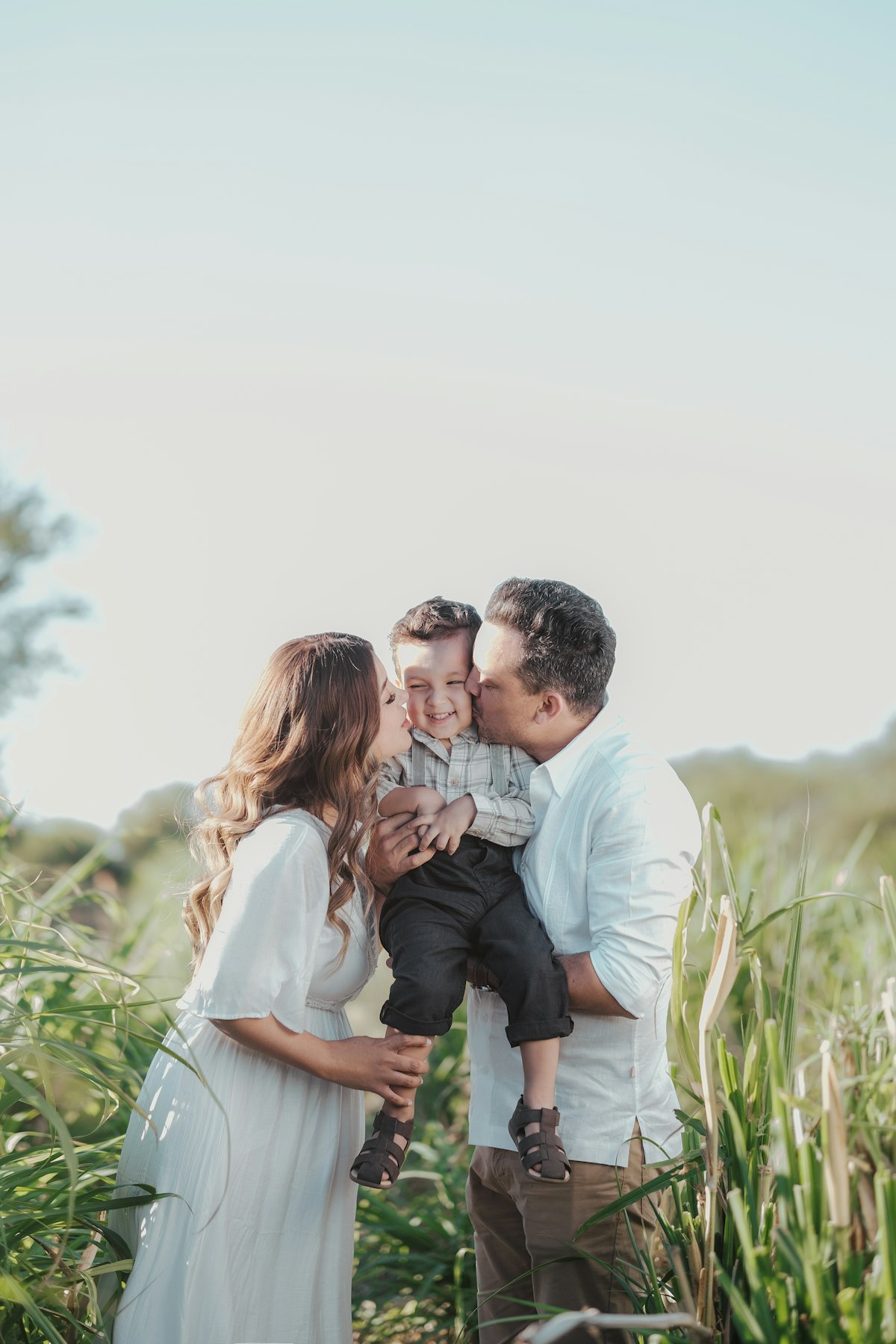 Junge Familie im Abendlicht