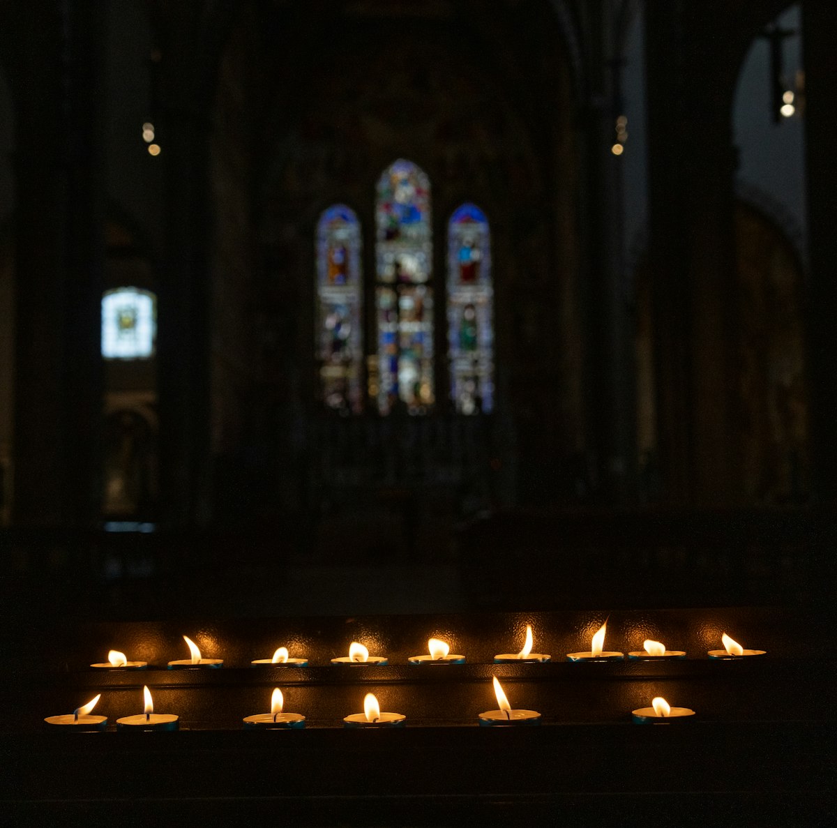 Brennende Kerzen in einer Kirche