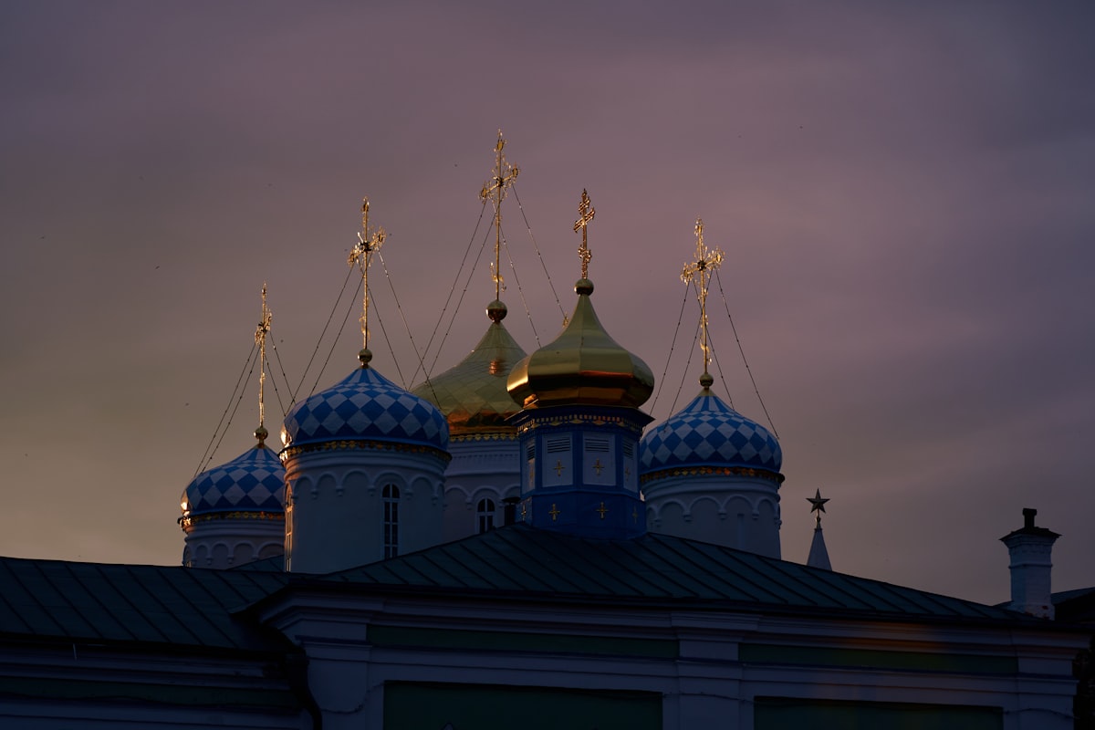 Goldene Kuppeln einer orthodoxen Kirche in der Dämmerung